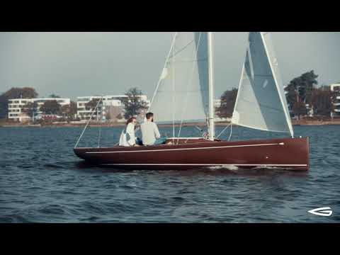 Video: Premiere: Natural Fiber Daysailer Flax27