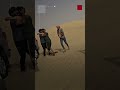 لحظة العثور على شاب ليبي ضل طريقه في صحراء شمالي ليبيا بعد أيام من فقدانه 
