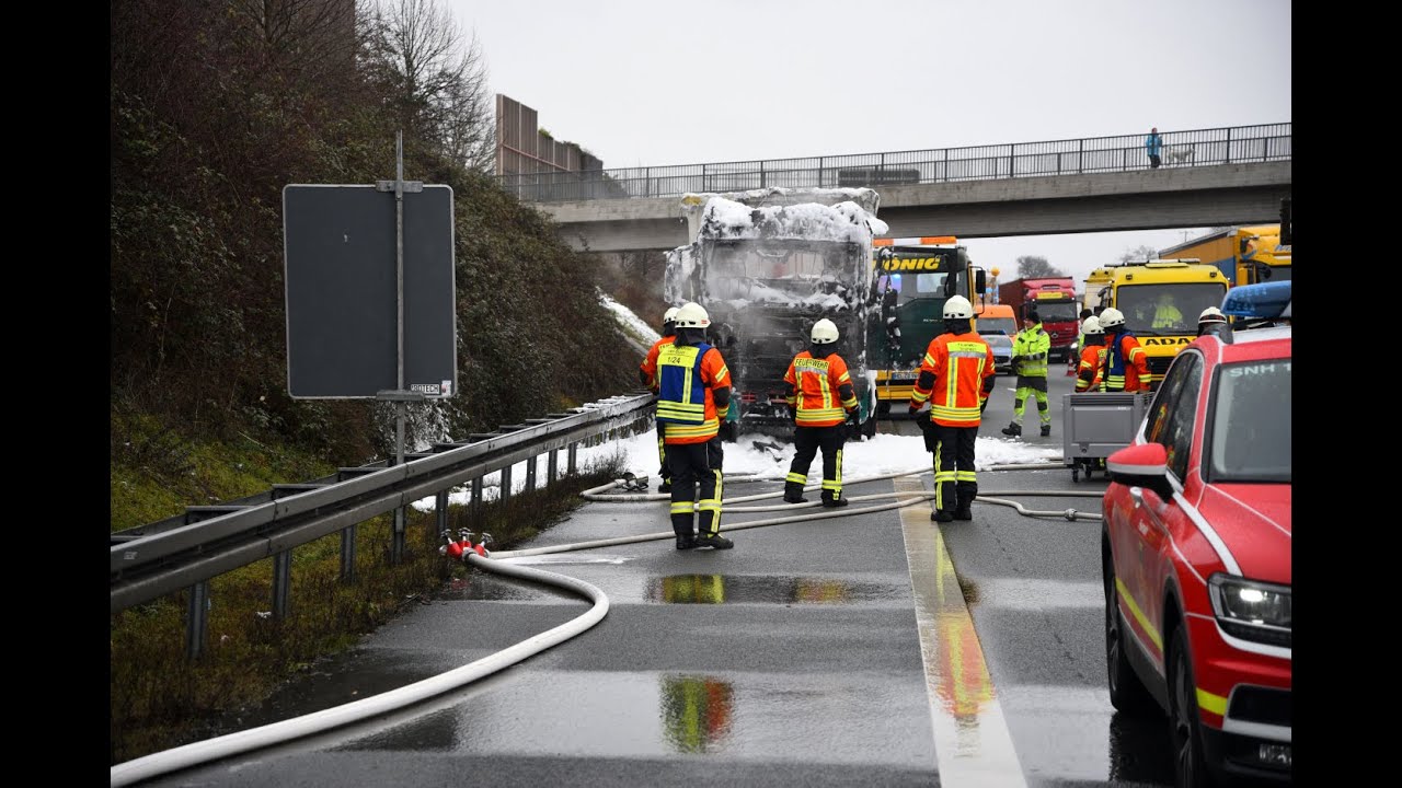 Sinsheim: Ein mit Düngemittel beladener Sattelzug auf der A6 in Brand geraten