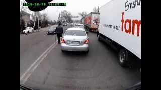 Алматы. Попрошайка на дороге 20150225 1123