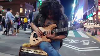 Damián Salazar - Guitarrista Callejero en Avenida Corrientes...