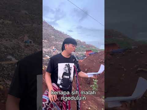 Sebuah puisi tentang kebaya merah dan kerusuhan sepak bola