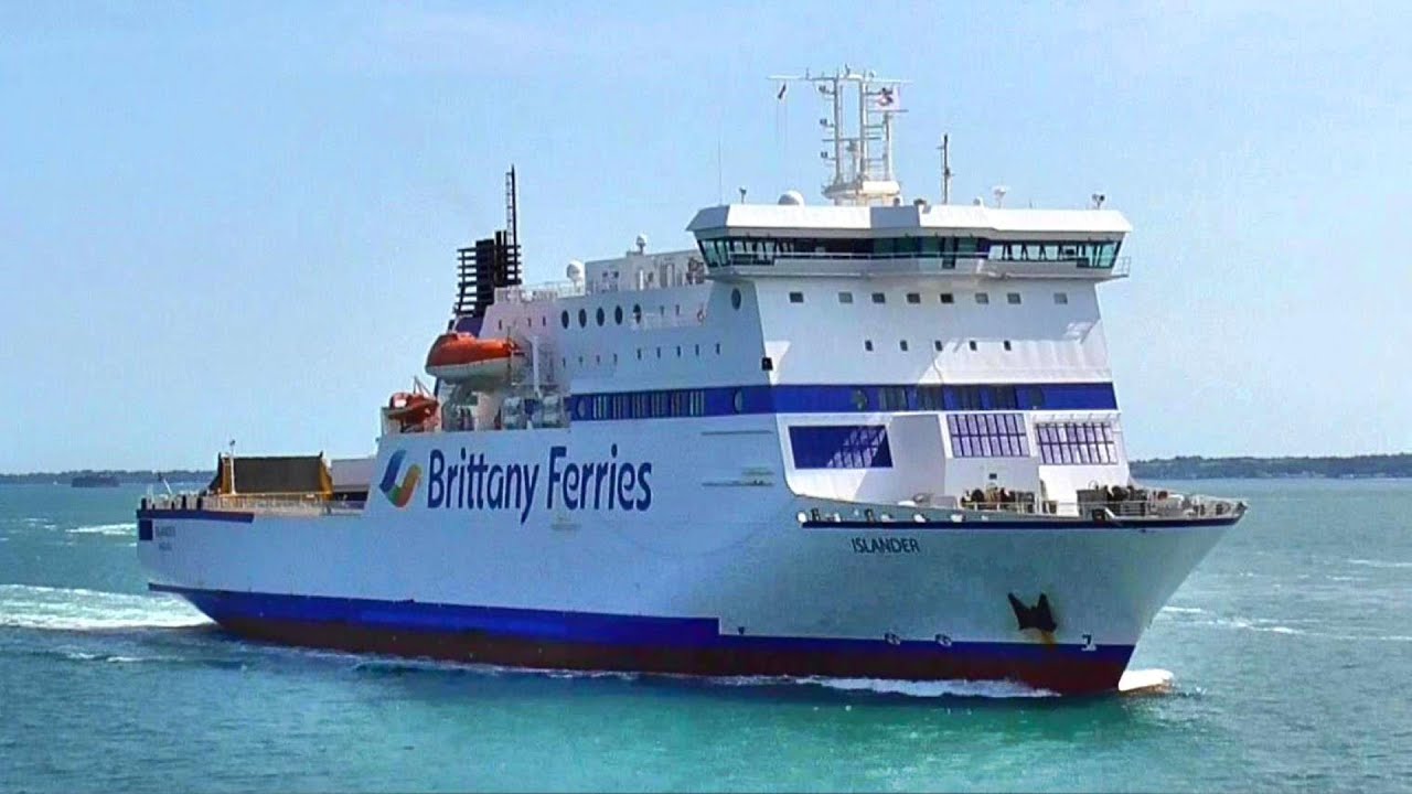 Паромы Brittany Ferries - судно MV Islander прибывает в Портсмут.