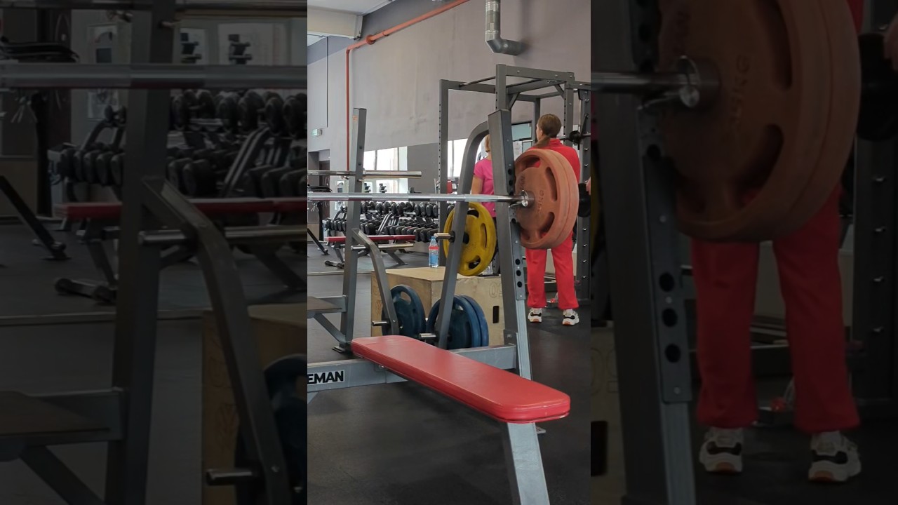 Жму 120 кг (второй подход) И следом Жму 122,5 кг. 18 января 2026.