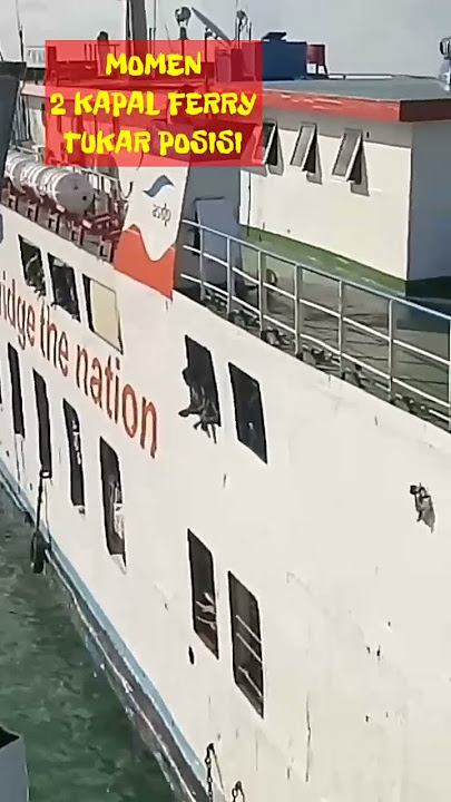 Detik-detik dua kapal ferry bertukar posisi di pelabuhan bira