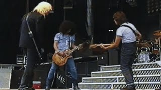 A única performance da canção Locomotive do Guns N' Roses registrada em vídeo PRO nos anos 90