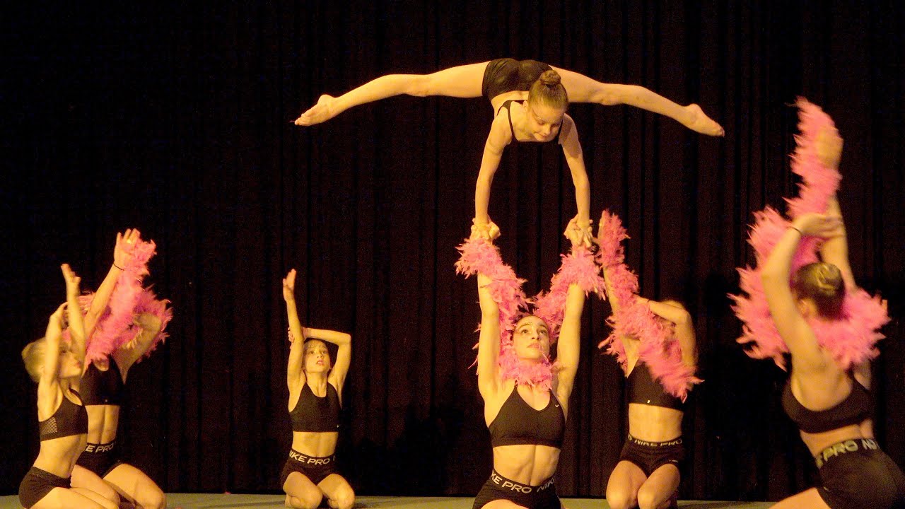 RLZO Akrobatik zeigt am Akro am Säntis 2022 in Waldstatt ihre Show