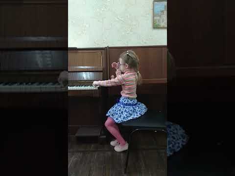 За печкою поёт