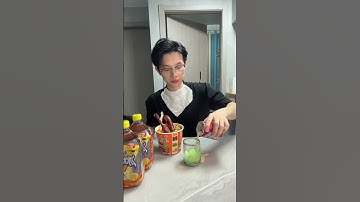 Bị đổ nước nhưng tiếc nên cúi xuống hút