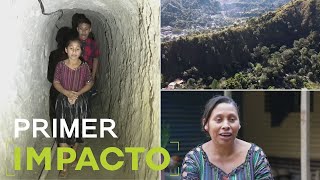 Familia guatemalteca atraviesa a diario un pasadizo oscuro en una montaña para llegar a su casa