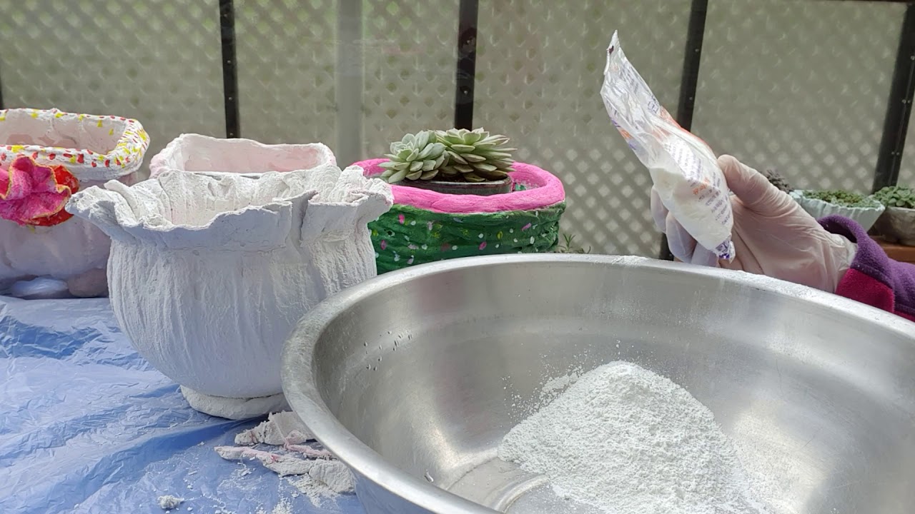 화분에 시멘트를 초벌한후 한번더 발라줘요