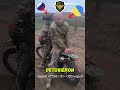 Soldados rusos dejan descansar a su prisionero por el cansancio extremo del trayecto