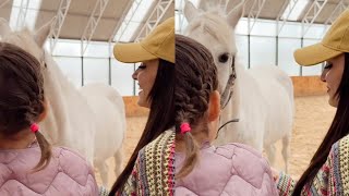 New video of Hande Erçel with Mavi and horse 🐴❤️ Resimi