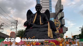 四つ星ホテル前に黒い像出現、物議に タイ・バンコク（2023年8月撮影）