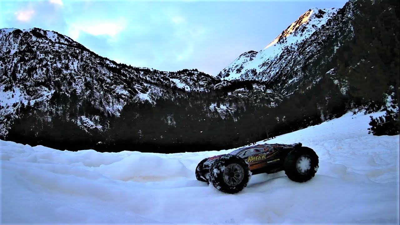 Тест драйв РУ машины Xinlehong 9136 на снегу. Едет по снегу без проблем!