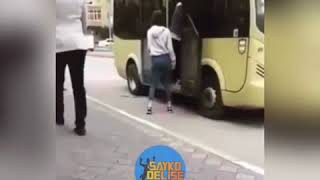 Belediye Otobüsünü Durdurup Sırta Atlayan Sonra Düşen Kız