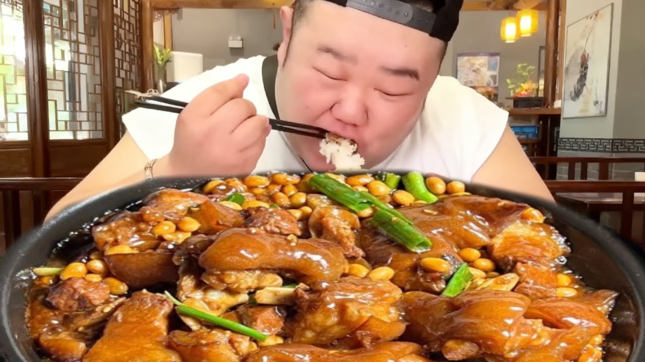 【大胃王挑戰】花 300 元怒沖徐州砂鍋宴！辣豬蹄大過臉咬下去直接爆汁，虎皮雞爪一抿就脫骨香到舔手指越吃越上頭！ ｜ Food Challenge【櫻木花胖】