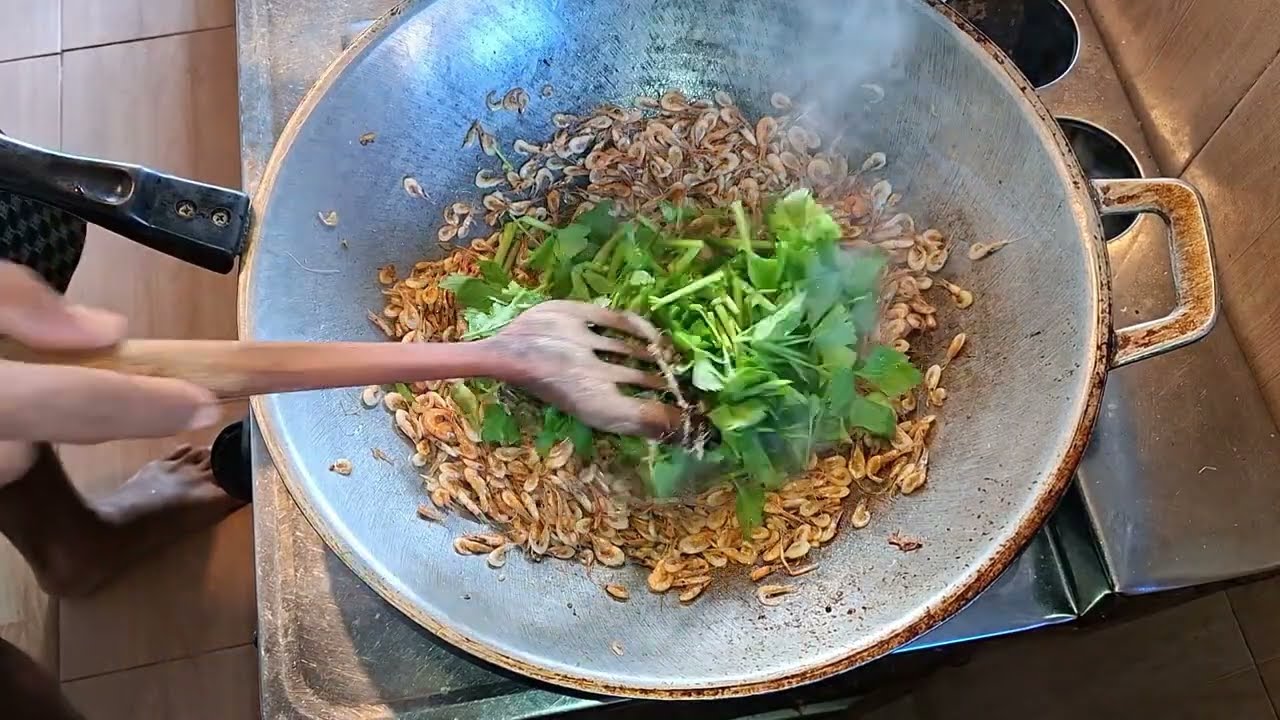 😊เข้าครัวทำกับข้าวเมนูกุ้งผัดกระเทียมพริกไทยครับผม🥰🥰🥰