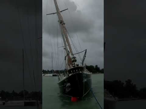 Видео: Спасаем парусную лодку. Оторвалась лодка от муринга. Saving a sailboat.The boat broke