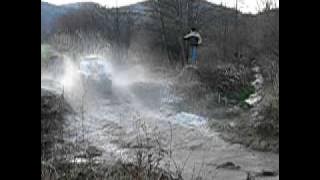 Skok s autem přes potok