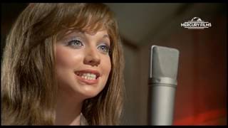 Karina Cantando Yo Te Diré En La Película En Un Mundo Nuevo