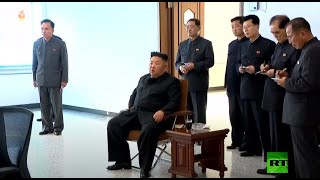 شاهد.. رئيس كوريا الشمالية يدخن ويضحك رغم الشائعات عن مصيره