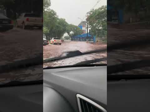 Chuva causa alagamento em vias de Foz