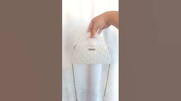 Iris Bag – chiếc túi pha lê ngọc trai trong suốt, sang trọng và cá tính. Xách tay, đeo vai, đeo chéo