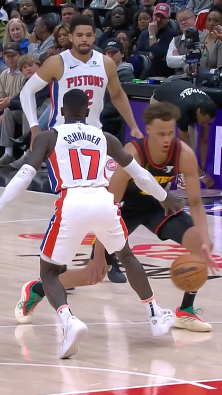 Dyson Daniels with the steal, crossover and nice dime!