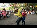 el de camisa amarilla ,pareja sorprende bailando en el baile --Que baile !!