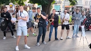 Львів 2023: вуличні музиканти на проспекті Свободи Lviv