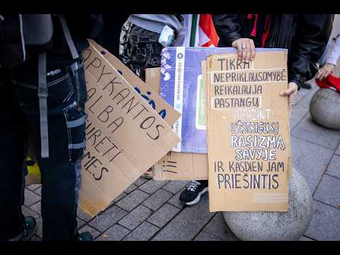 Vilniaus centre – akistata dėl migracijos: užfiksuoti nepadorūs gestai ir žinomi asmenys