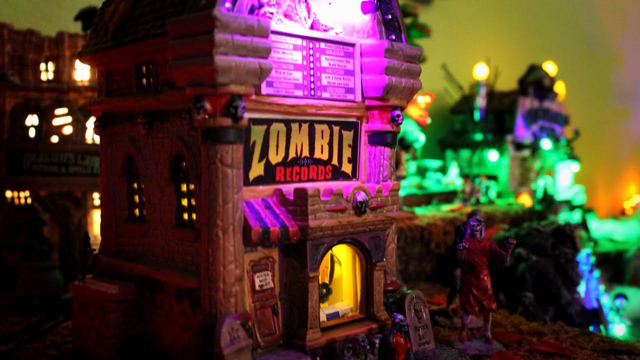 🔴 LIVE SCREAM | Assembling the HALLOWEEN SPOOKY VILLAGE DISPLAY 2021