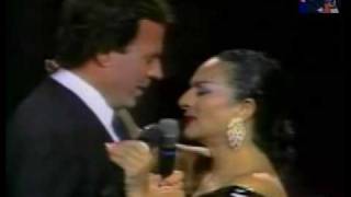 JULIO IGLESIAS - LOLA FLORES " Somos dos Caminantes " ("En la Playa" ) chords