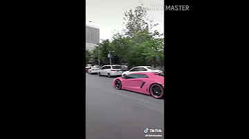 عربيه فراري تمشي بالعرض مش معقول 