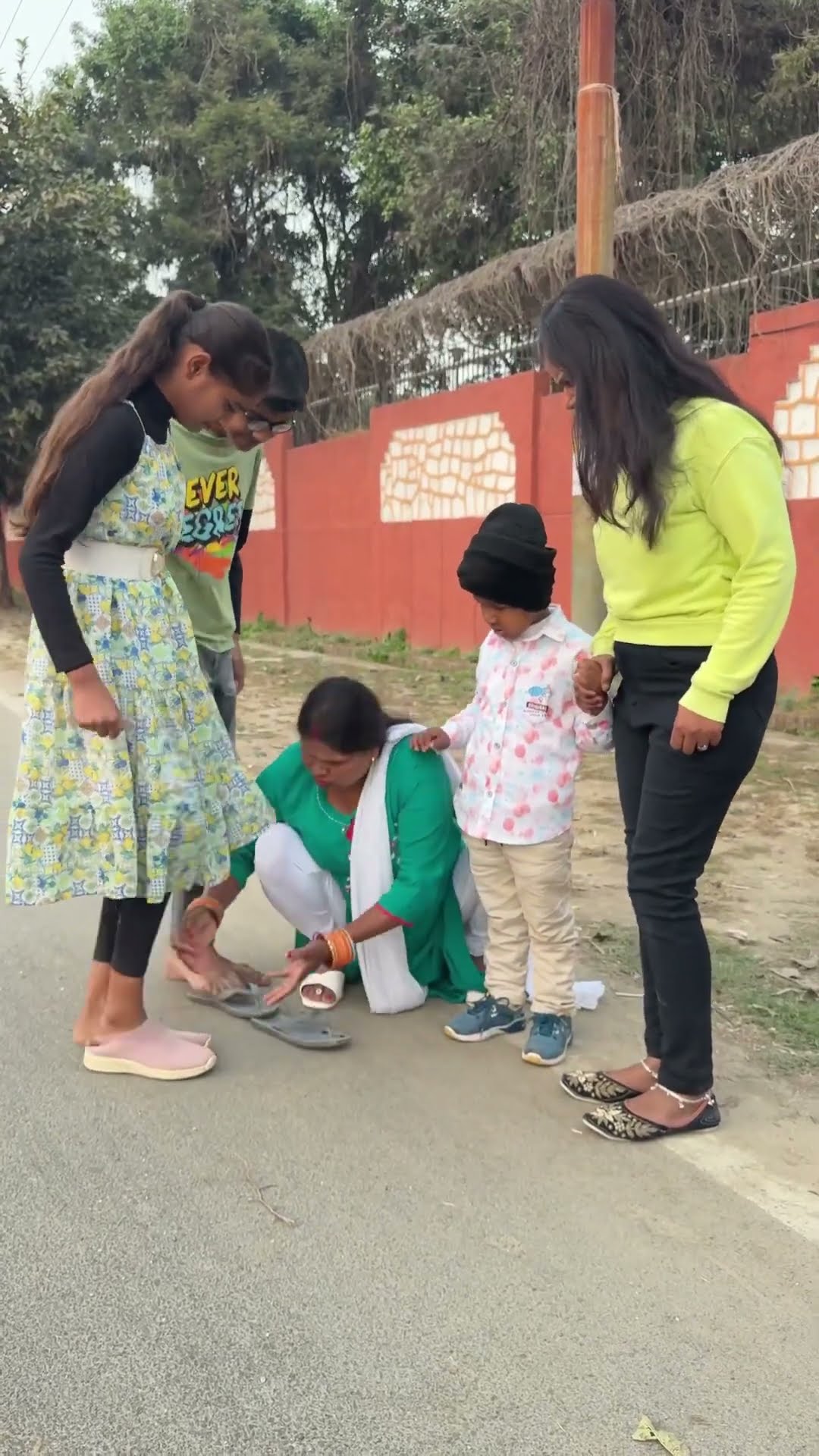 Ye awaaz kaha se aa rahi hai ?? #shorts #funny #comedy #ytshorts #prank #funnyvideo #comedyshorts