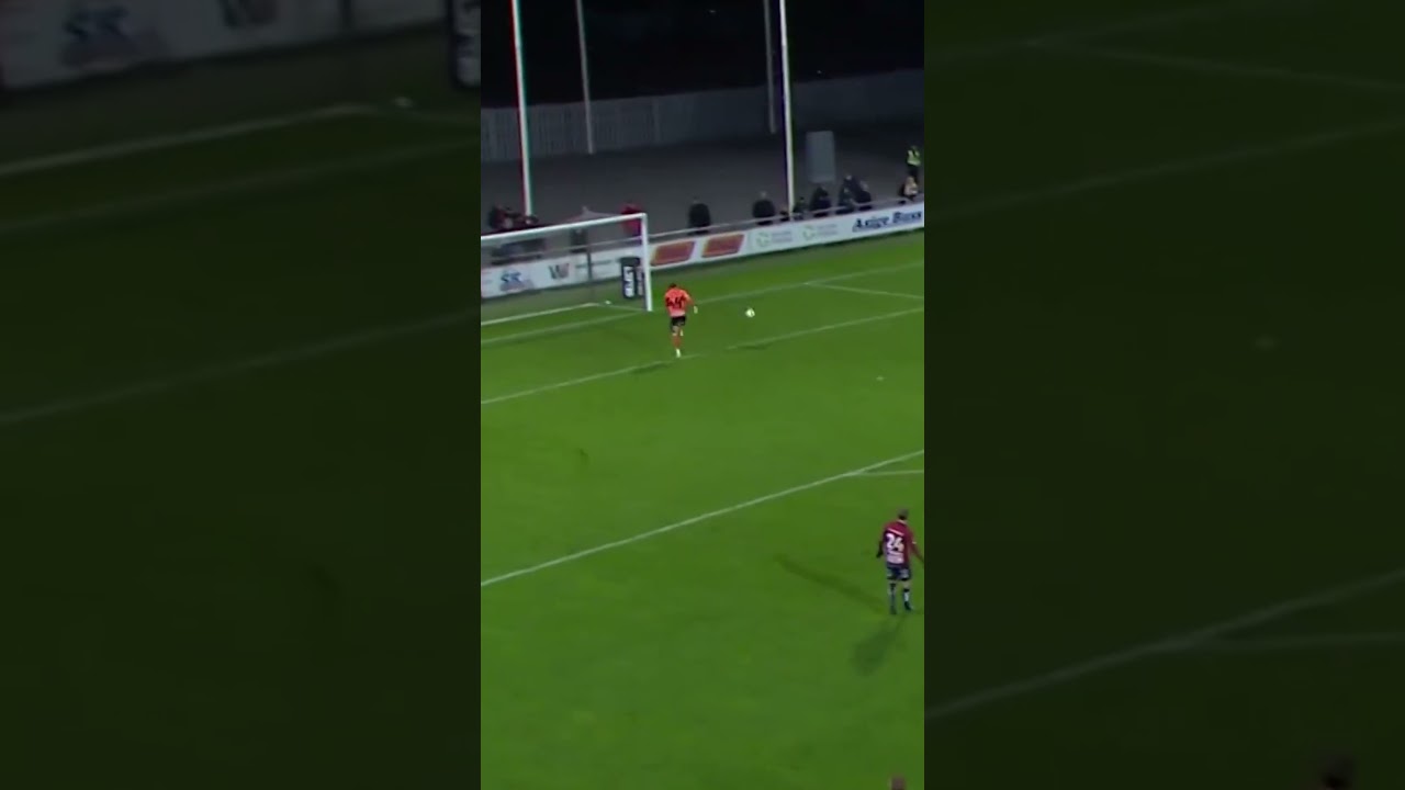 Falkenbergs FF mål från halva plan mot Örgryte IS i Superettan i fotboll i Sverige (