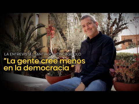 "La gente cree menos en la democracia": Entrevista al escritor Santiago Roncagliolo