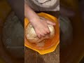 “Croccantezza infinita: pizza rossa in teglia sottile”