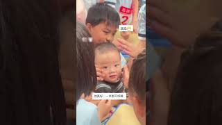 Teacher Brings Baby to Classroom, Students Crowd Around and Can't Get Enough. Netizens: Keep pett...