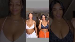 Mujer Muestra Su Pechoscuál Te Gusta Más