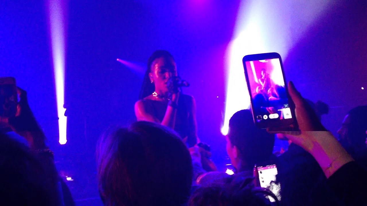 FKA Twigs - Papi Pacify (with a lucky fan) HD @ Casino de Paris (04-03 ...