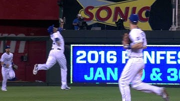 SEA@KC: Escobar makes great over-the-shoulder catch