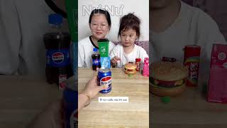 Cô giáo tốt bụng phát quà cho 2 bạn học sinh #shorts