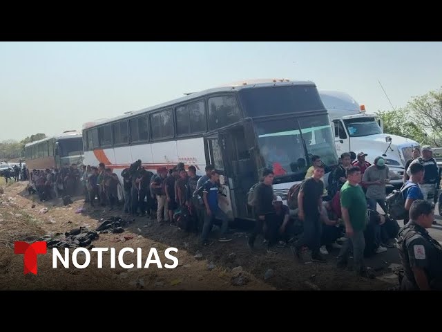 Localizan a migrantes abandonados en tres autobuses en una carretera de Veracruz