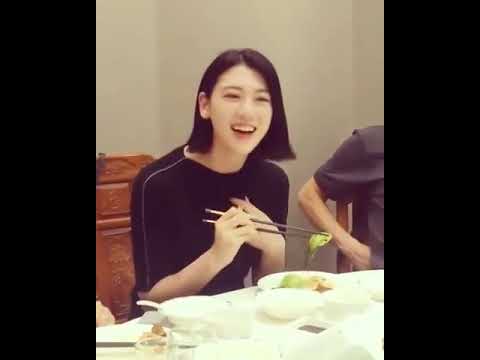 周杰伦新歌《说好不哭》MV女主三吉彩花饭桌上学中文这是“菜”我是“彩”笑的太可爱了哈哈