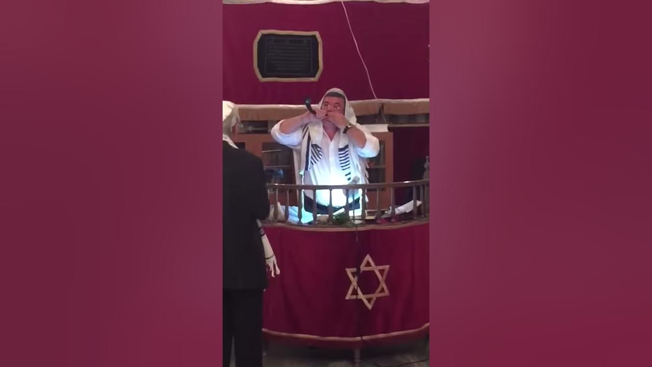 Cantor Haim Ischakis blows the Terua Gedola at the end of Yom-Kippur Cantor Haim Ischakis blows the Terua Gedola at the end of Yom-Kippur