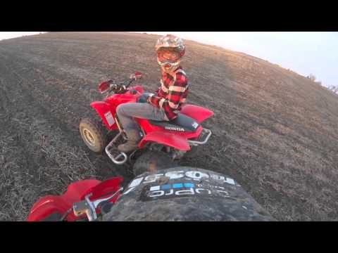 kid-almost-crashes-his-honda-trx-250ex