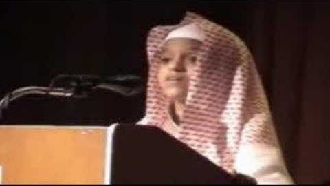 طفل يقرا سورة يس