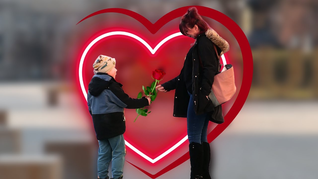 MŁODY GENTELMAN ROZDAJE RÓŻE NA WALENTYNKI